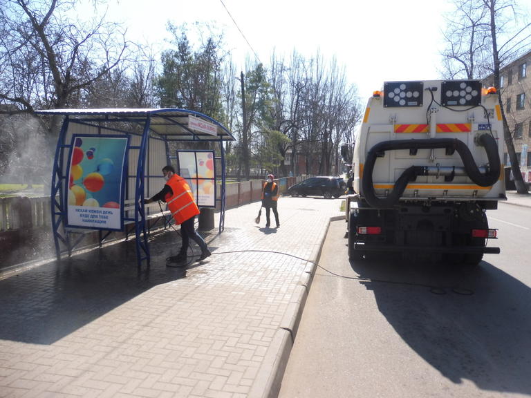 У Покрові проводять санітарну обробку автобусних зупинок