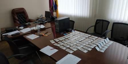 На Дніпропетровщині учасники злочинної групи, до складу якої входили голова та посадовці однієї з міських рад, підозрюються у привласненні бюджетних коштів