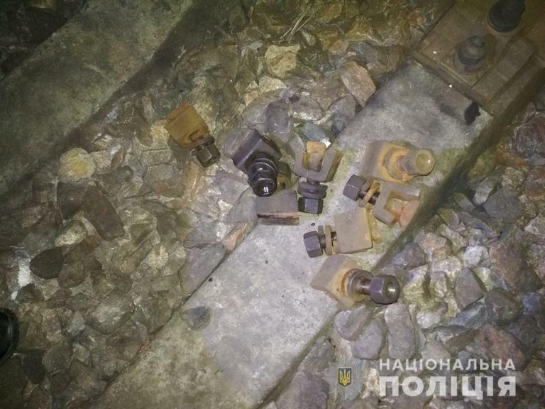 Поліцейські затримали крадіїв, які пошкодили залізничну колію між станціями Апостолове та Дубки
