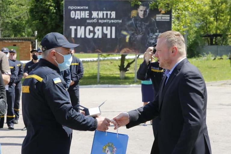 Путівки на оздоровлення, наградні годинники та відзнаки — отримали від обласної влади наші рятувальники, що долали пожежу в Чорнобилі