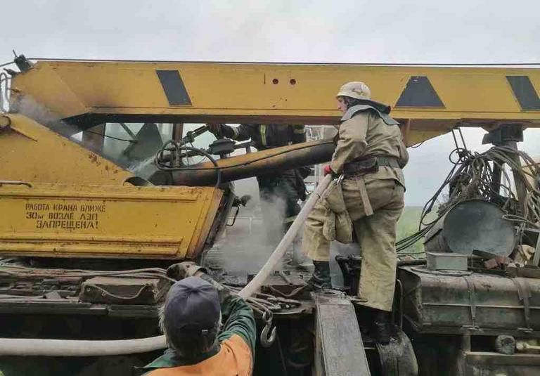 У Покрові на дорозі рятували від пожежі автокран