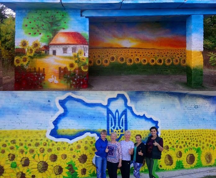 Активисты с Апостолово реставрируют остановки