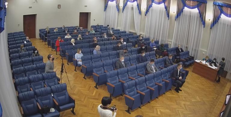 Выбрали секретаря, поделили комиссии и утвердили зарплату мэра: на первой сессии Покровского городского совета нового созыва