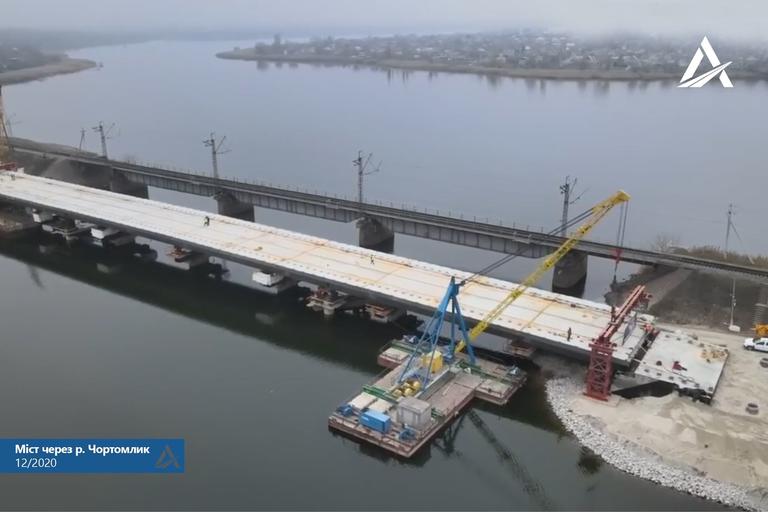 Самый важный этап возведения моста возле Алексеевки пройден