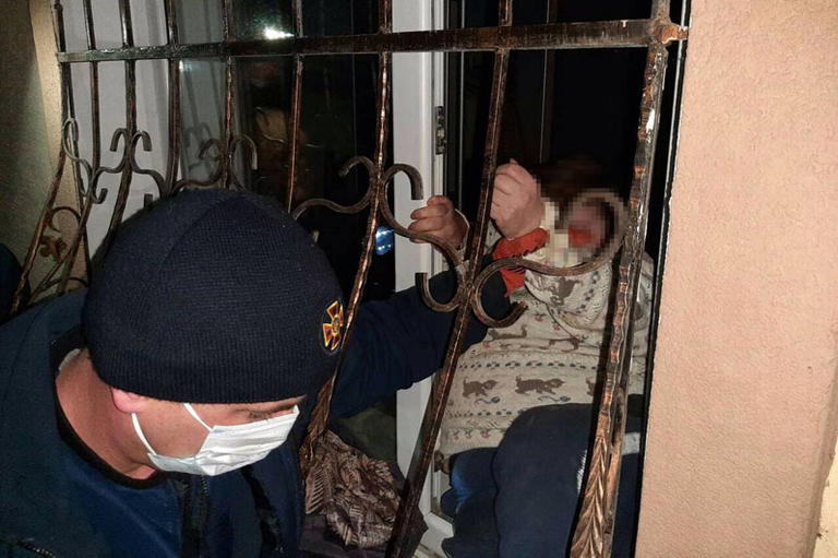 В Покрове спасатели освободили женщину, застрявшую в оконной решетке