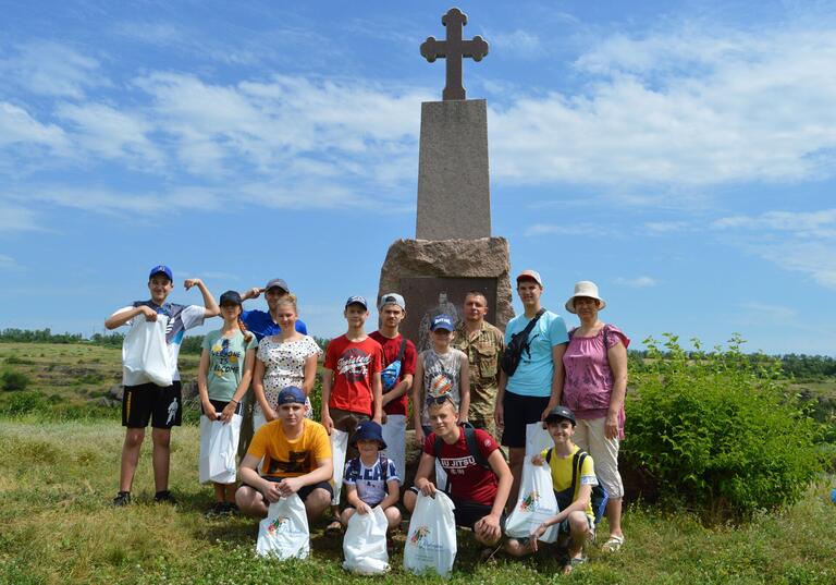 Кам’яна стела доби бронзи, ліпнинний посуд та кістки тварин: що знайшли археологи в селищі Токівське
