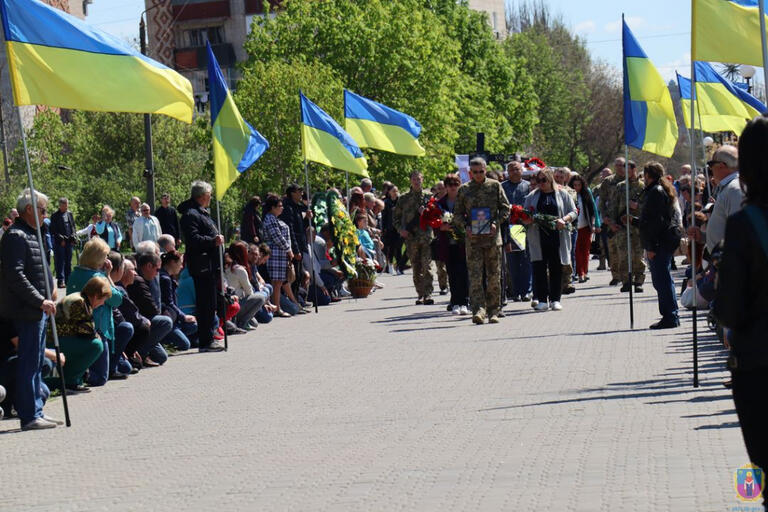У ПОКРОВІ ПОПРОЩАЛИСЯ ІЗ ЗАГИБЛИМ ЗАХИСНИКОМ УКРАЇНИ