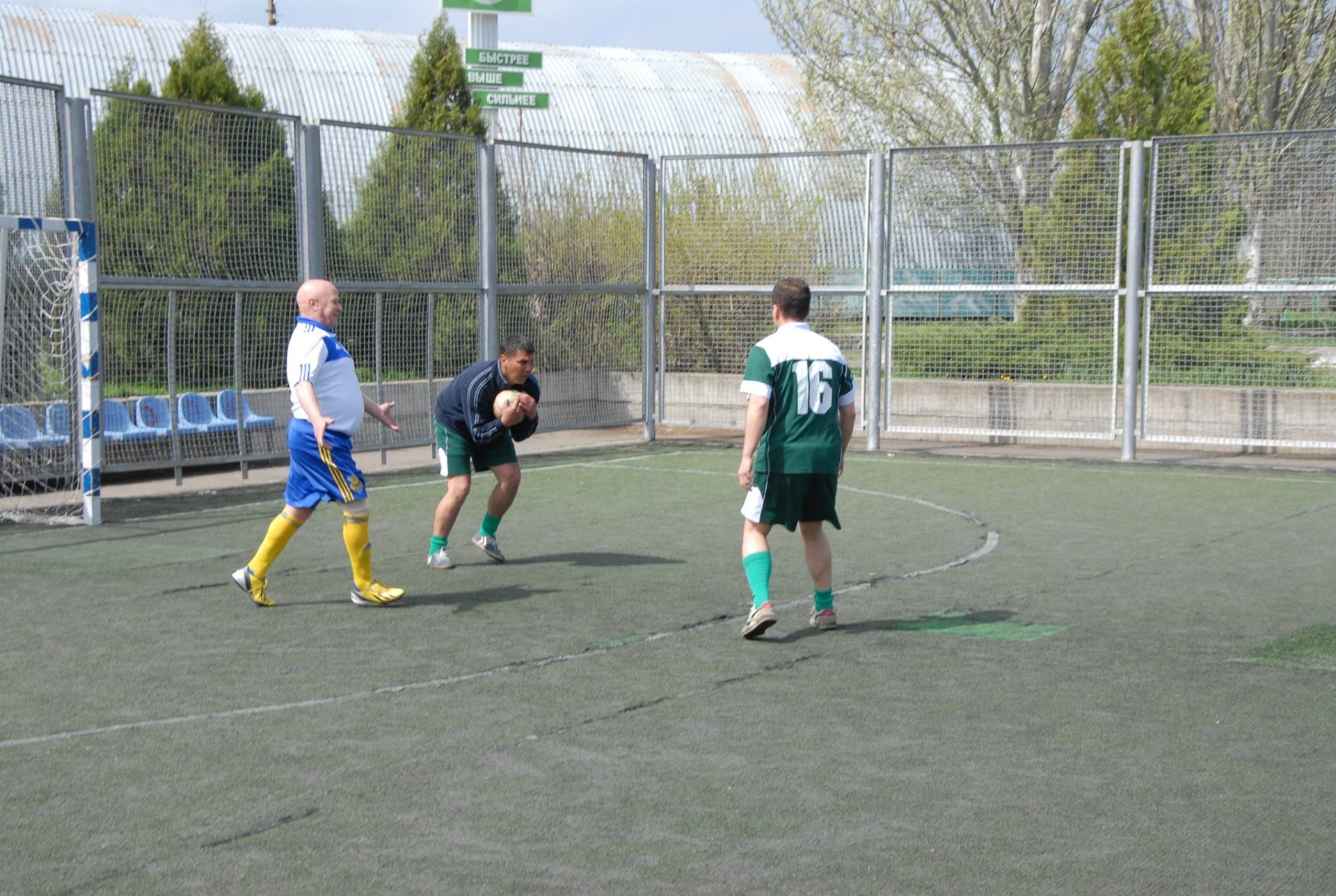 обыграв никопольчан, наши депутаты заняли 2-е место по мини-футболу и прошли в следующий этап соревнований - изображение 2