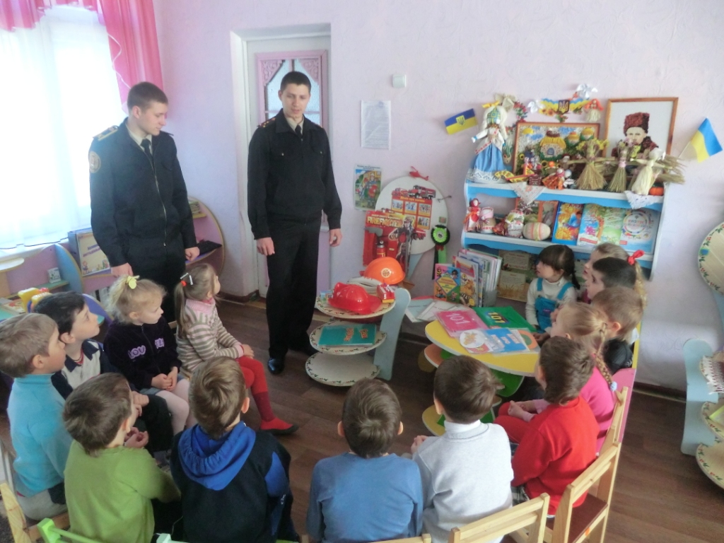 співробітники дснс навчають молоде покоління правилам пожежної безпеки - изображение 4