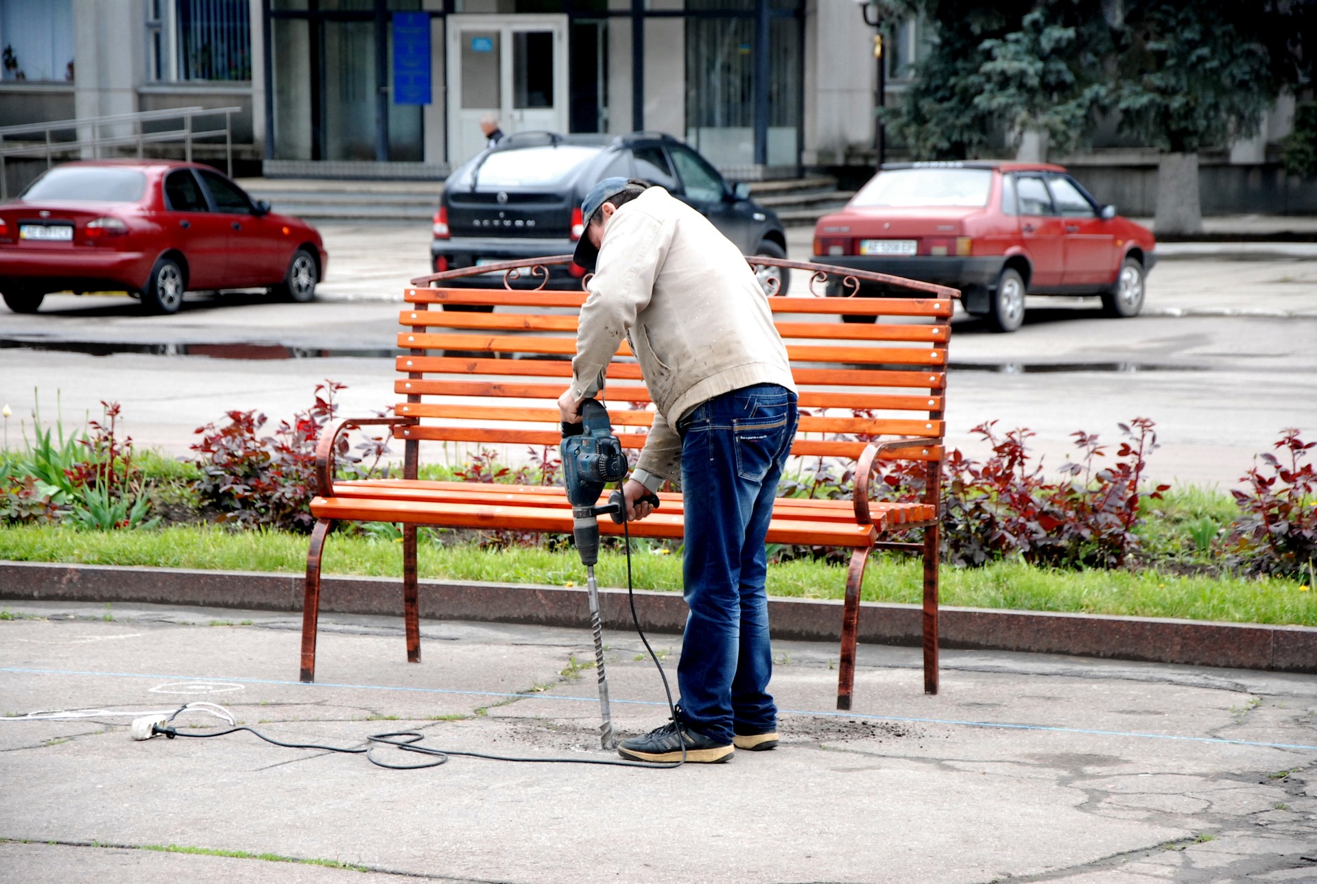 устанавливают лавочки возле фонтана - изображение 1