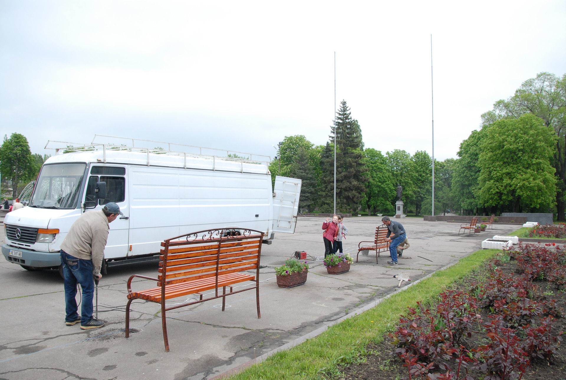 устанавливают лавочки возле фонтана - изображение 11