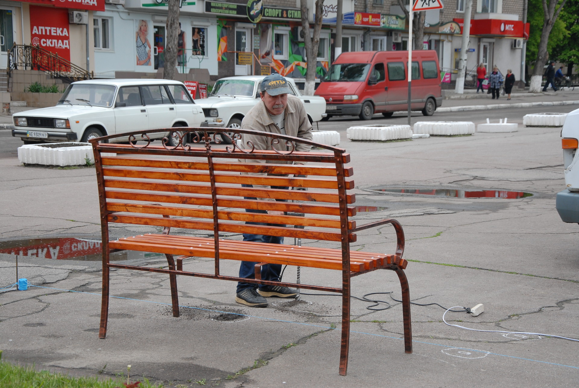 устанавливают лавочки возле фонтана - изображение 9