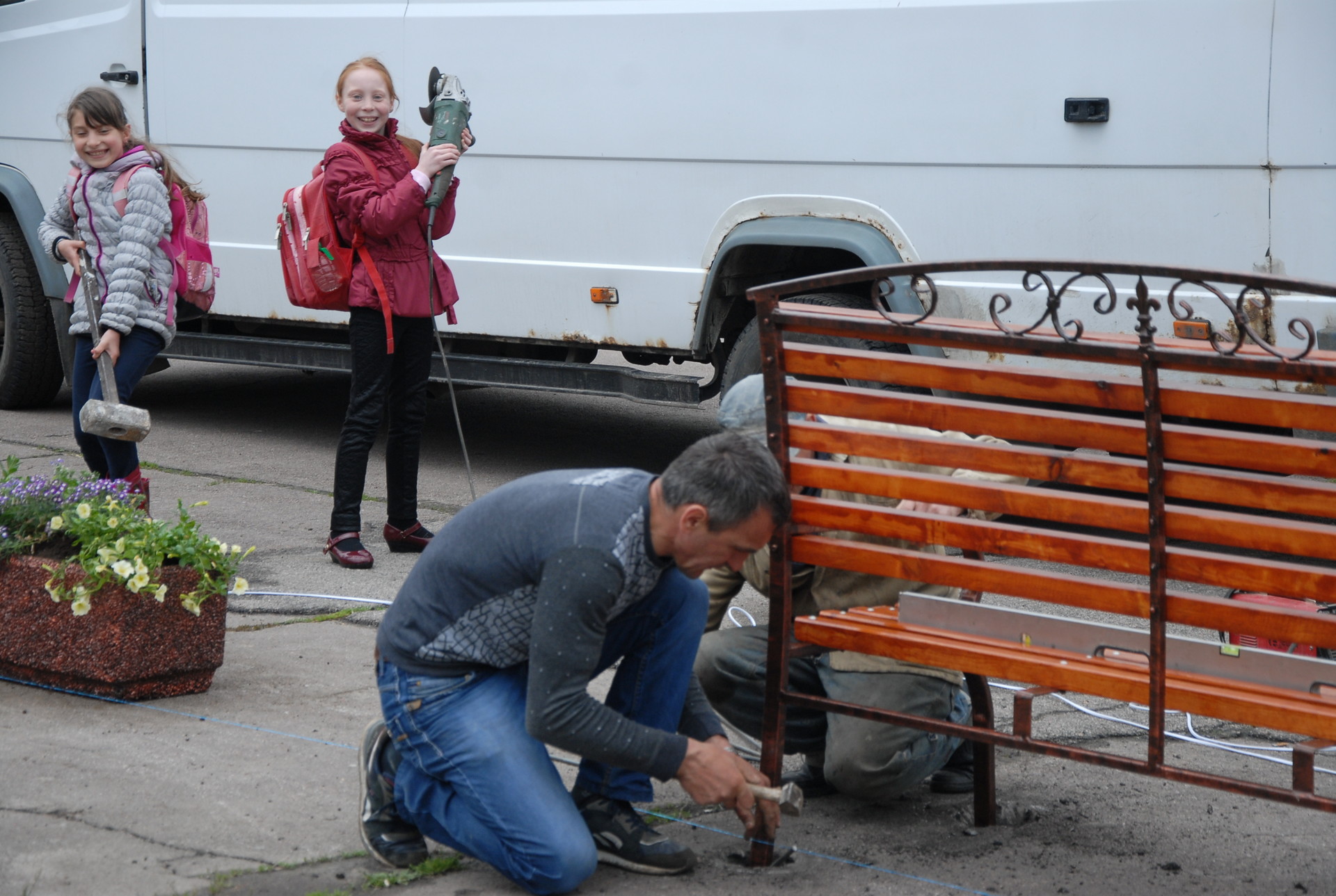 устанавливают лавочки возле фонтана - изображение 7