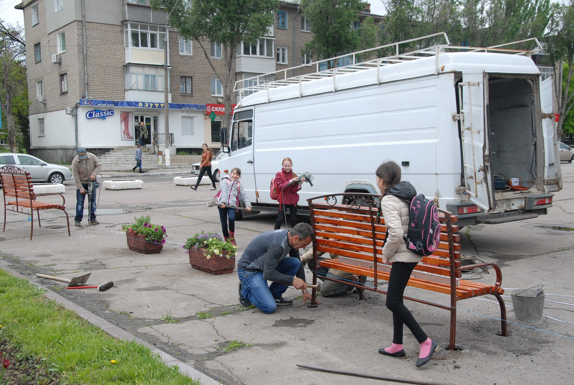 устанавливают лавочки возле фонтана - изображение 5