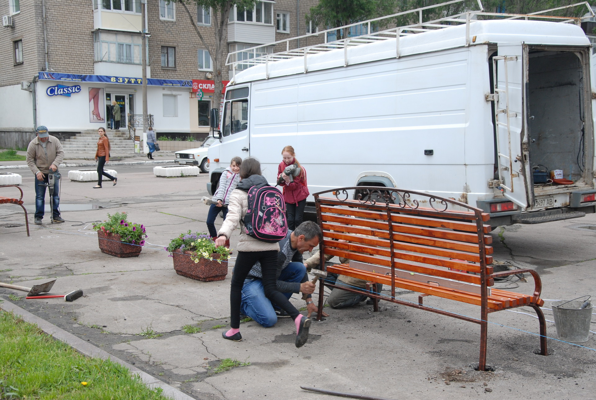 устанавливают лавочки возле фонтана - изображение 4