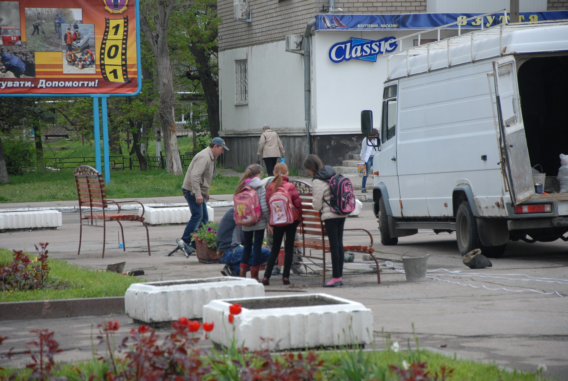 устанавливают лавочки возле фонтана - изображение 16