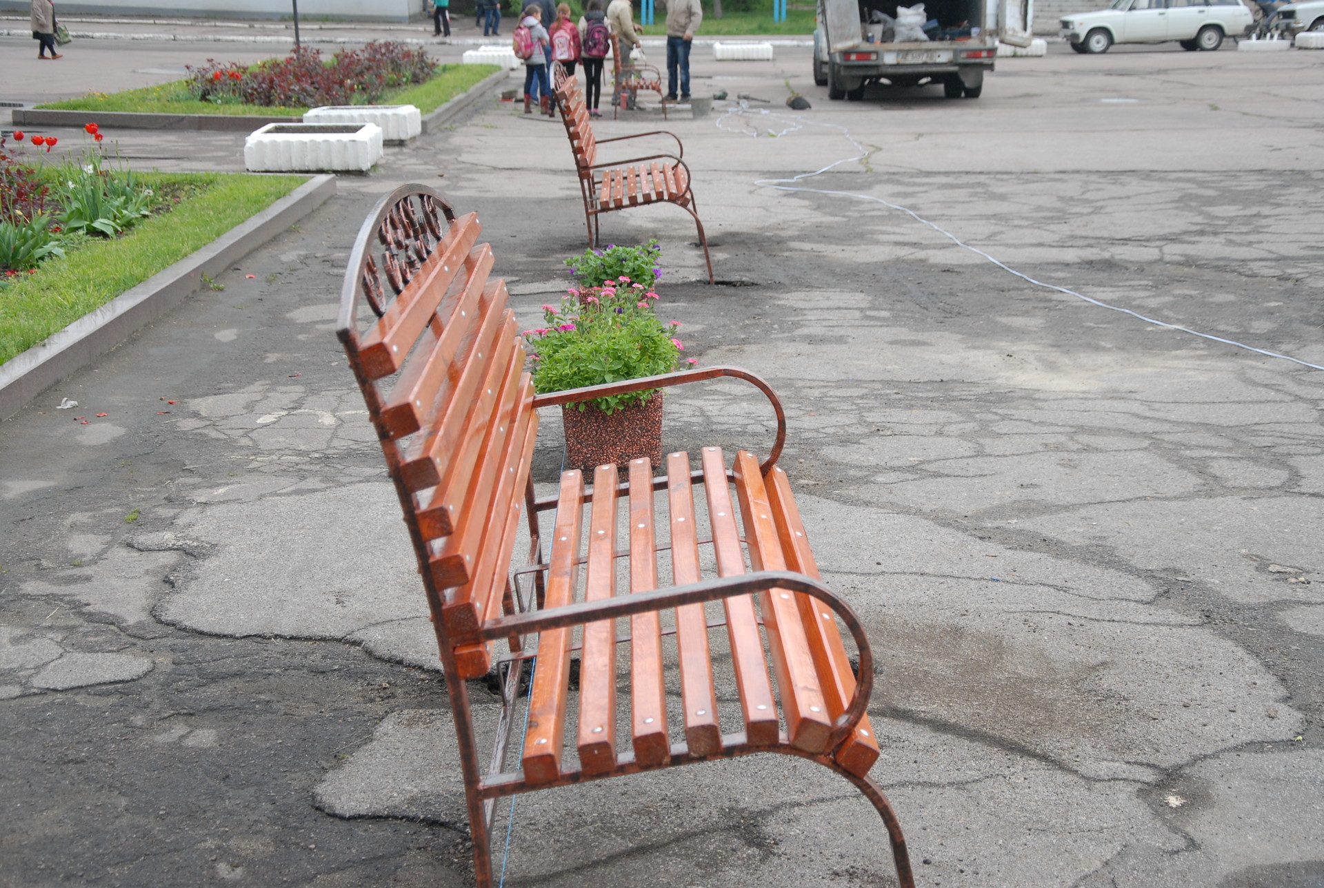 устанавливают лавочки возле фонтана - изображение 14