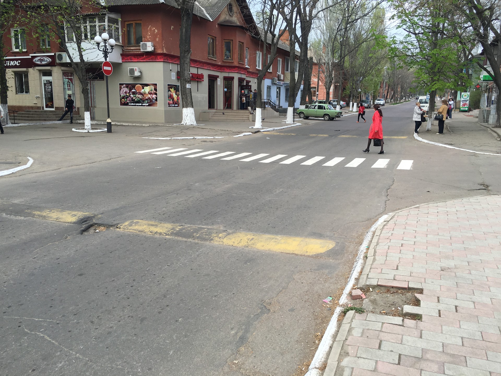 в городе красят пешеходные переходы - изображение 1