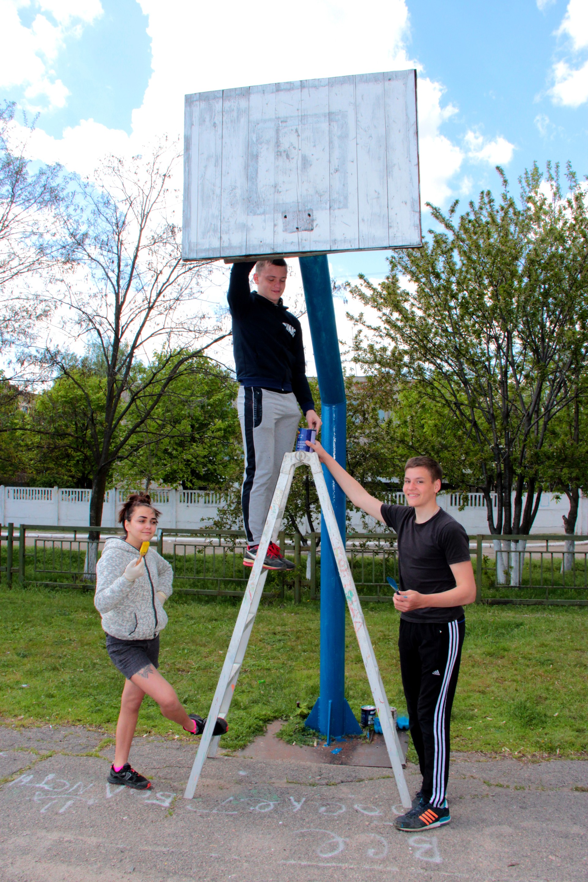 в сош №9 прошла акция по облагораживанию спортивной площадки и школьного стадиона - изображение 9 в сош №9 прошла акция по облагораживанию спортивной площадки и школьного стадиона - изображение 9