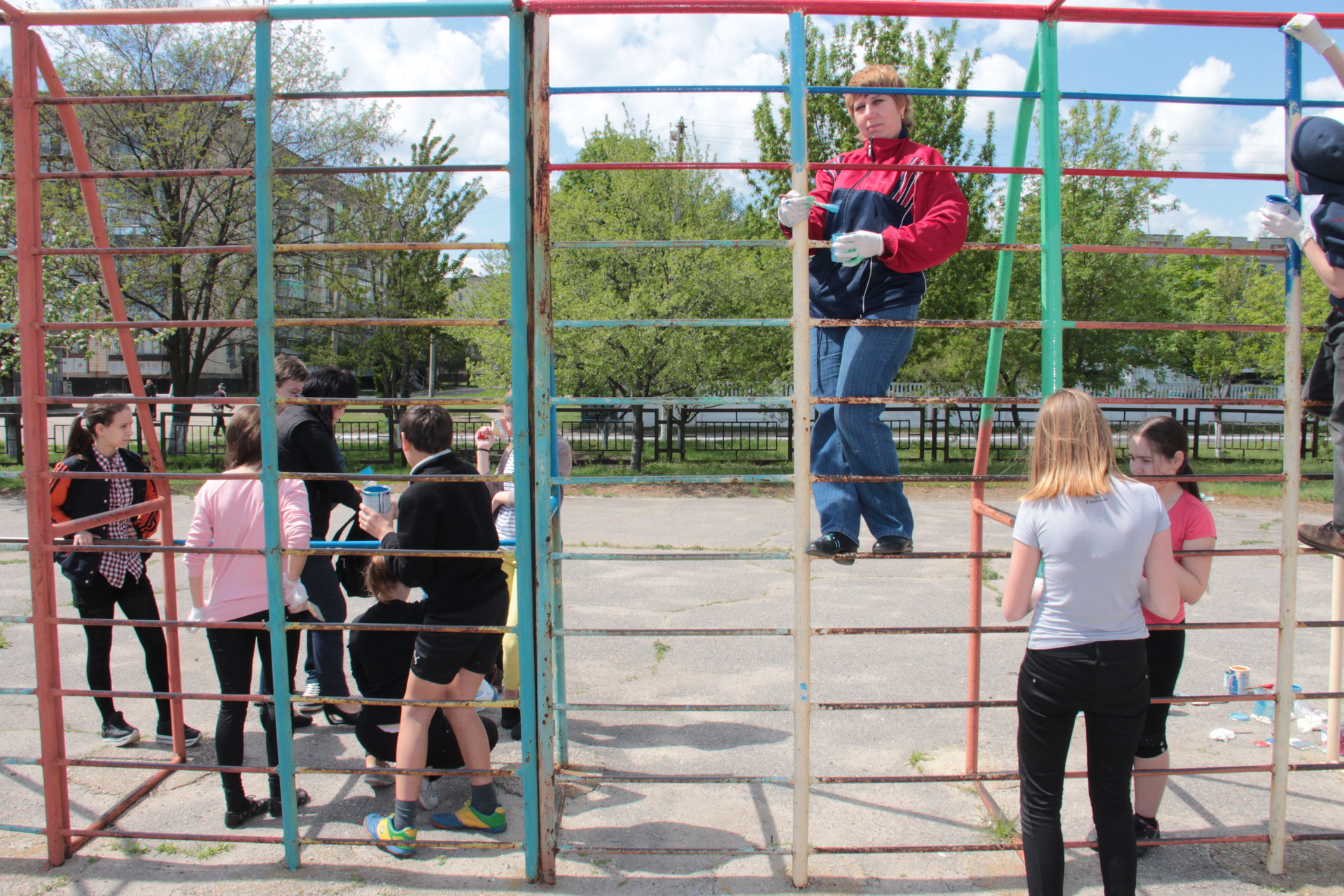 в сош №9 прошла акция по облагораживанию спортивной площадки и школьного стадиона - изображение 7