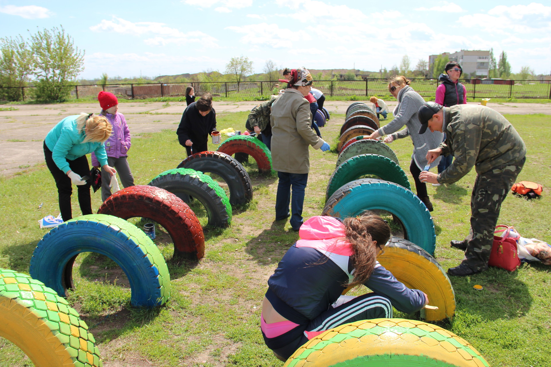 в сош №9 прошла акция по облагораживанию спортивной площадки и школьного стадиона - изображение 4