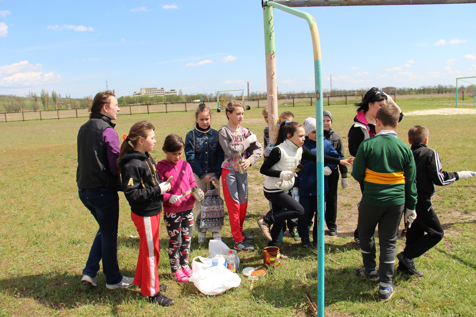 в сош №9 прошла акция по облагораживанию спортивной площадки и школьного стадиона - изображение 3