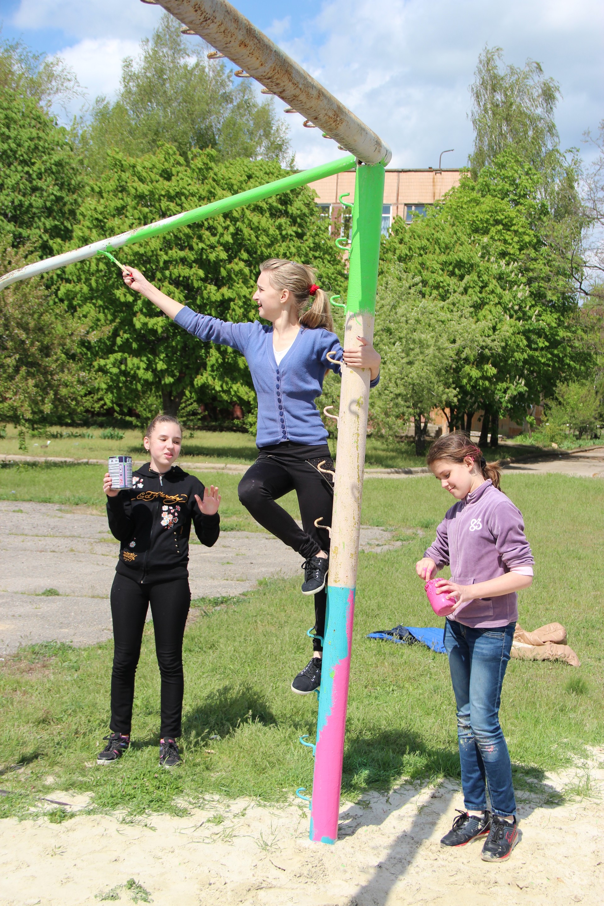 в сош №9 прошла акция по облагораживанию спортивной площадки и школьного стадиона - изображение 2