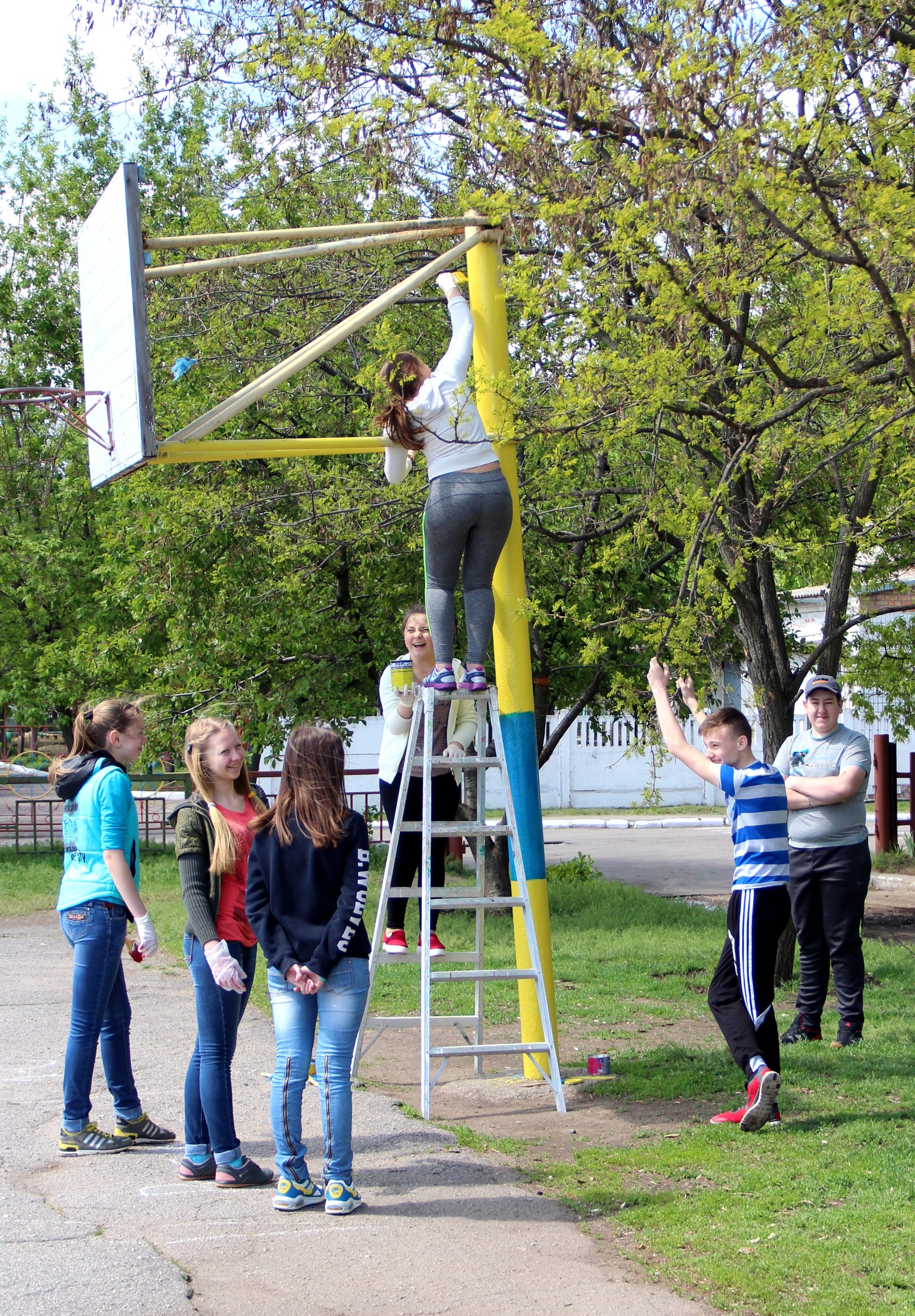 в сош №9 прошла акция по облагораживанию спортивной площадки и школьного стадиона - изображение 1