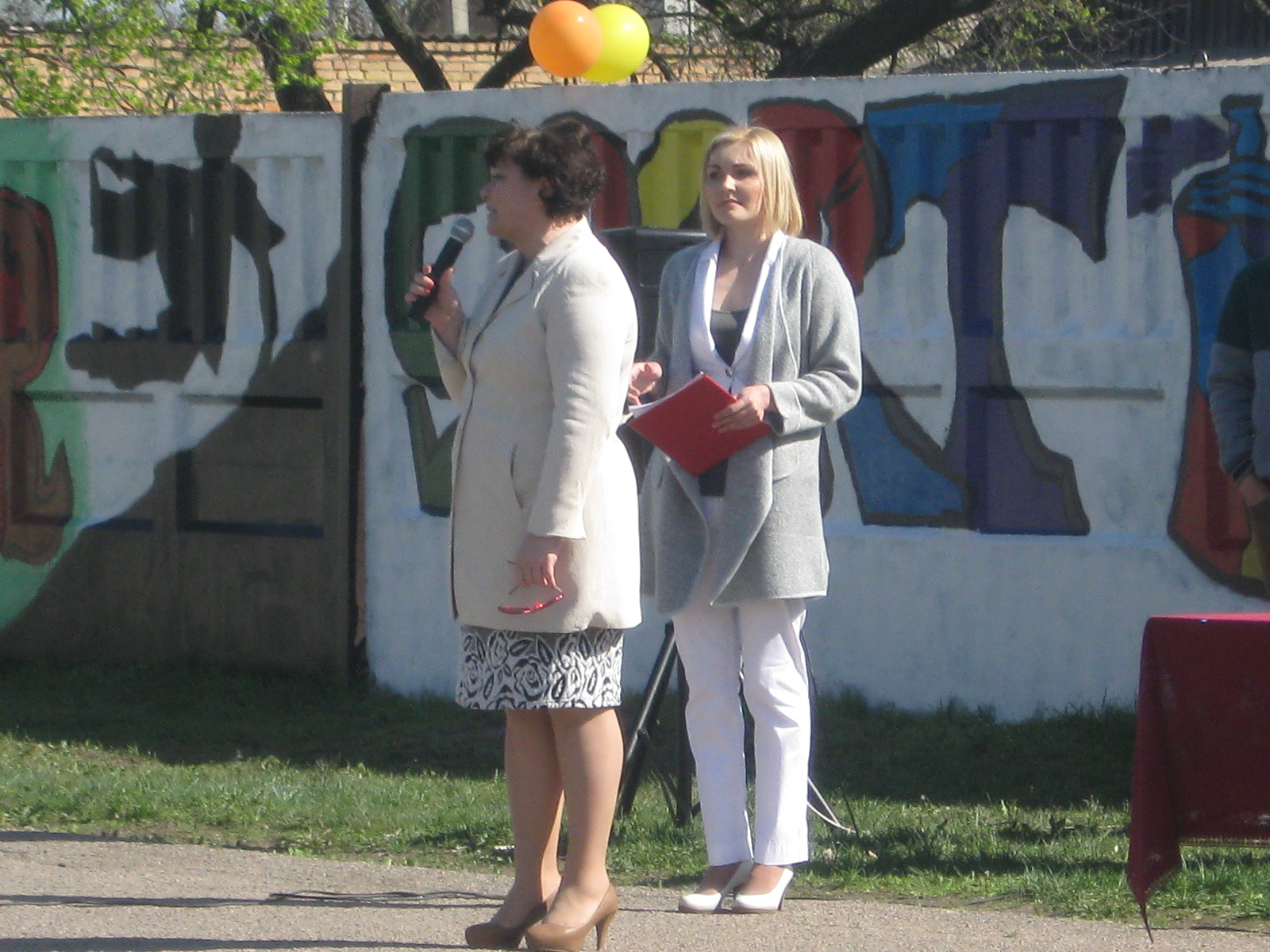 бег в мешках и сажание картошки. прошел спортивный праздник «папа, мама, я – спортивная семья» - изображение 1