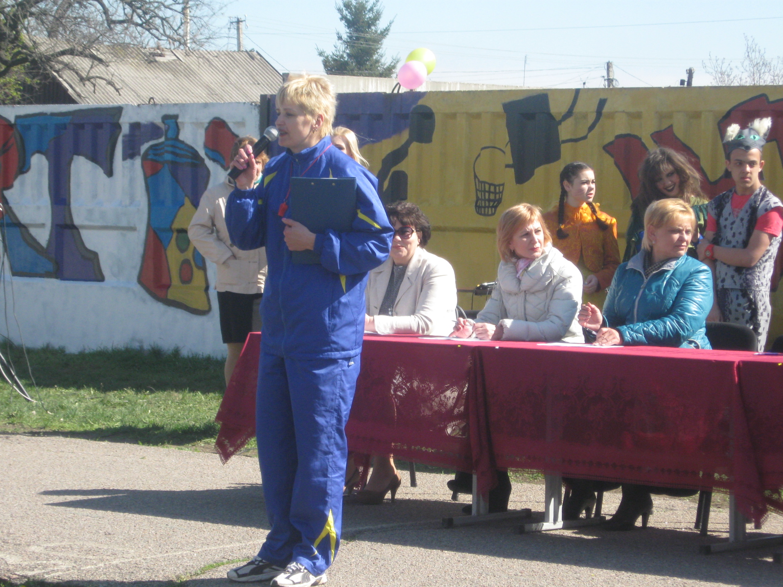 бег в мешках и сажание картошки. прошел спортивный праздник «папа, мама, я – спортивная семья» - изображение 2
