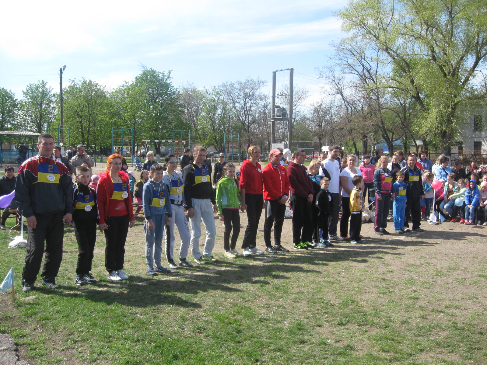 бег в мешках и сажание картошки. прошел спортивный праздник «папа, мама, я – спортивная семья» - изображение 3