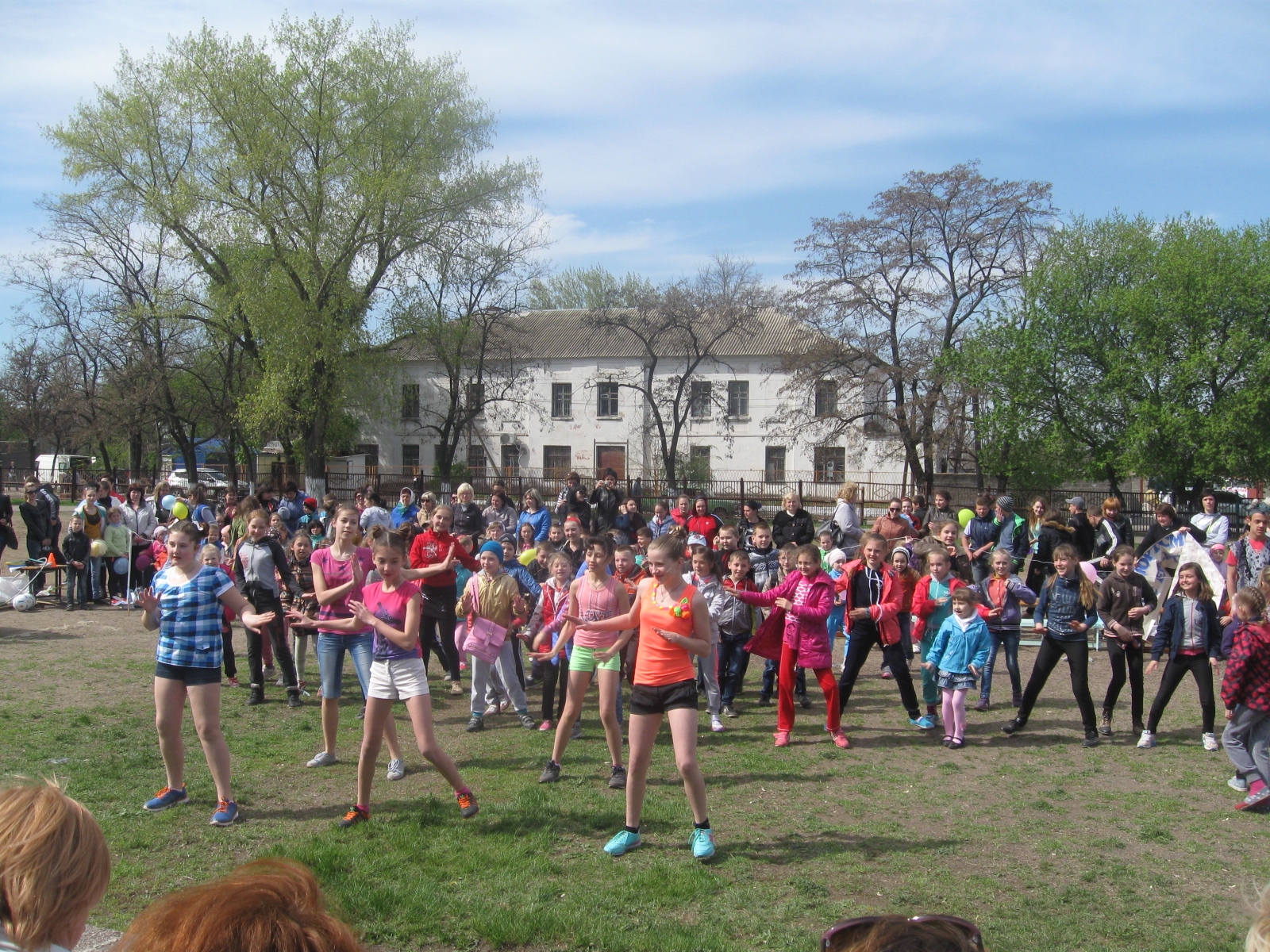 бег в мешках и сажание картошки. прошел спортивный праздник «папа, мама, я – спортивная семья» - изображение 4