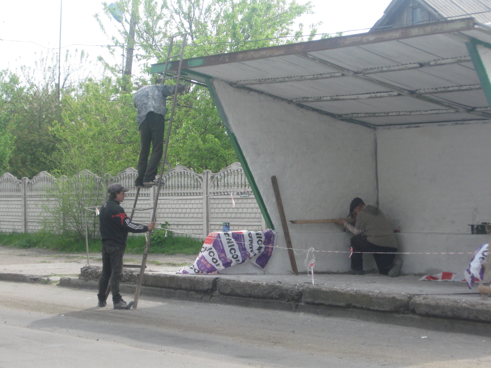 проводится ремонт автобусной остановки на руднике - изображение 2