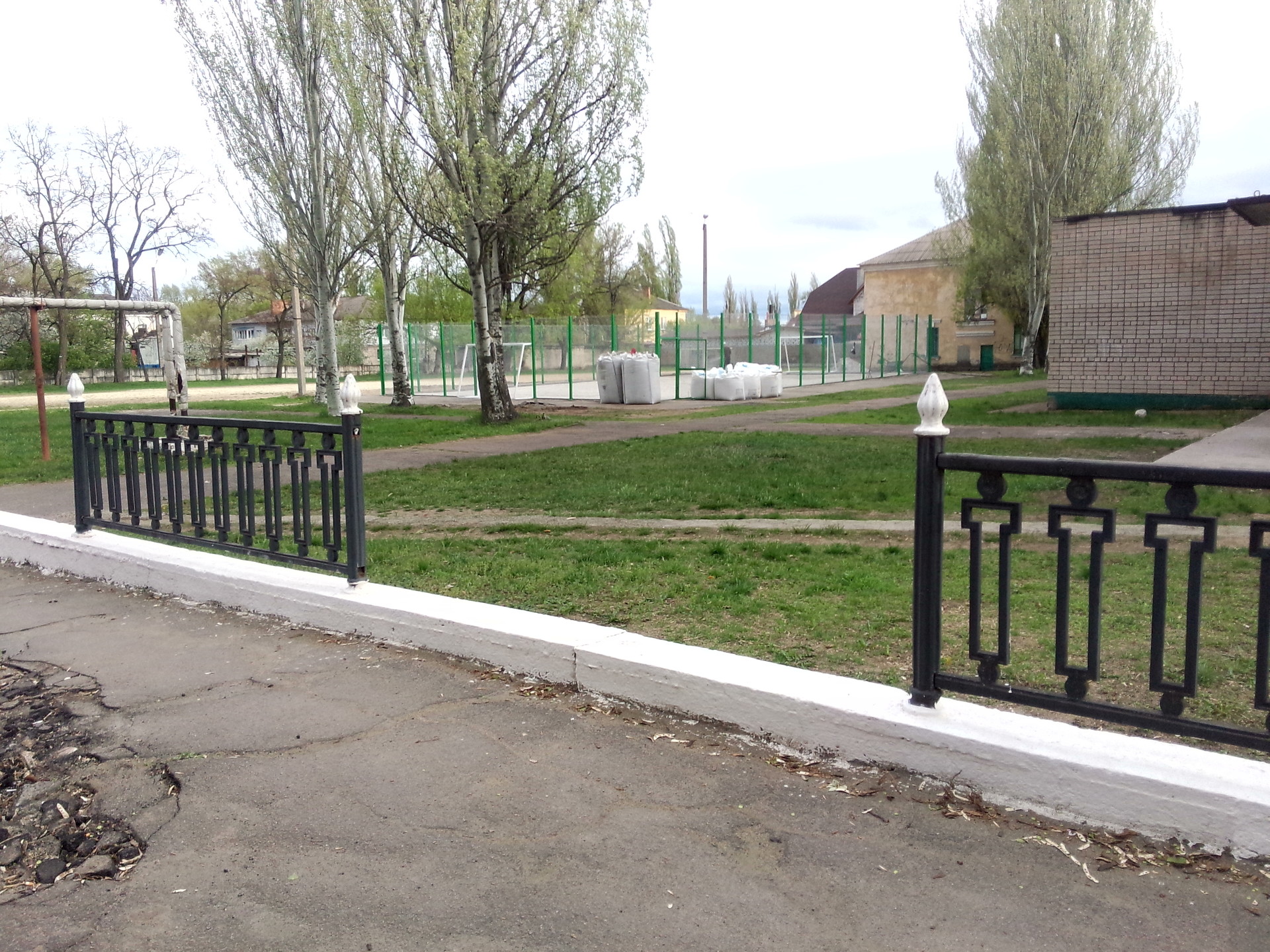 заканчиваются работы по строительству новой площадки для мини-футбола - изображение 2