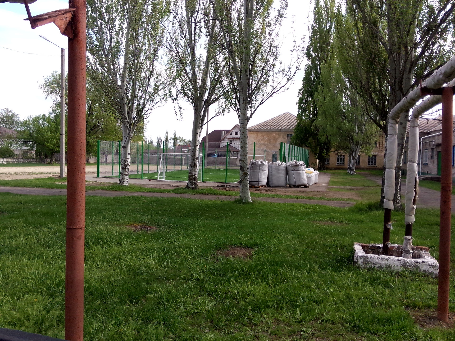 заканчиваются работы по строительству новой площадки для мини-футбола - изображение 3