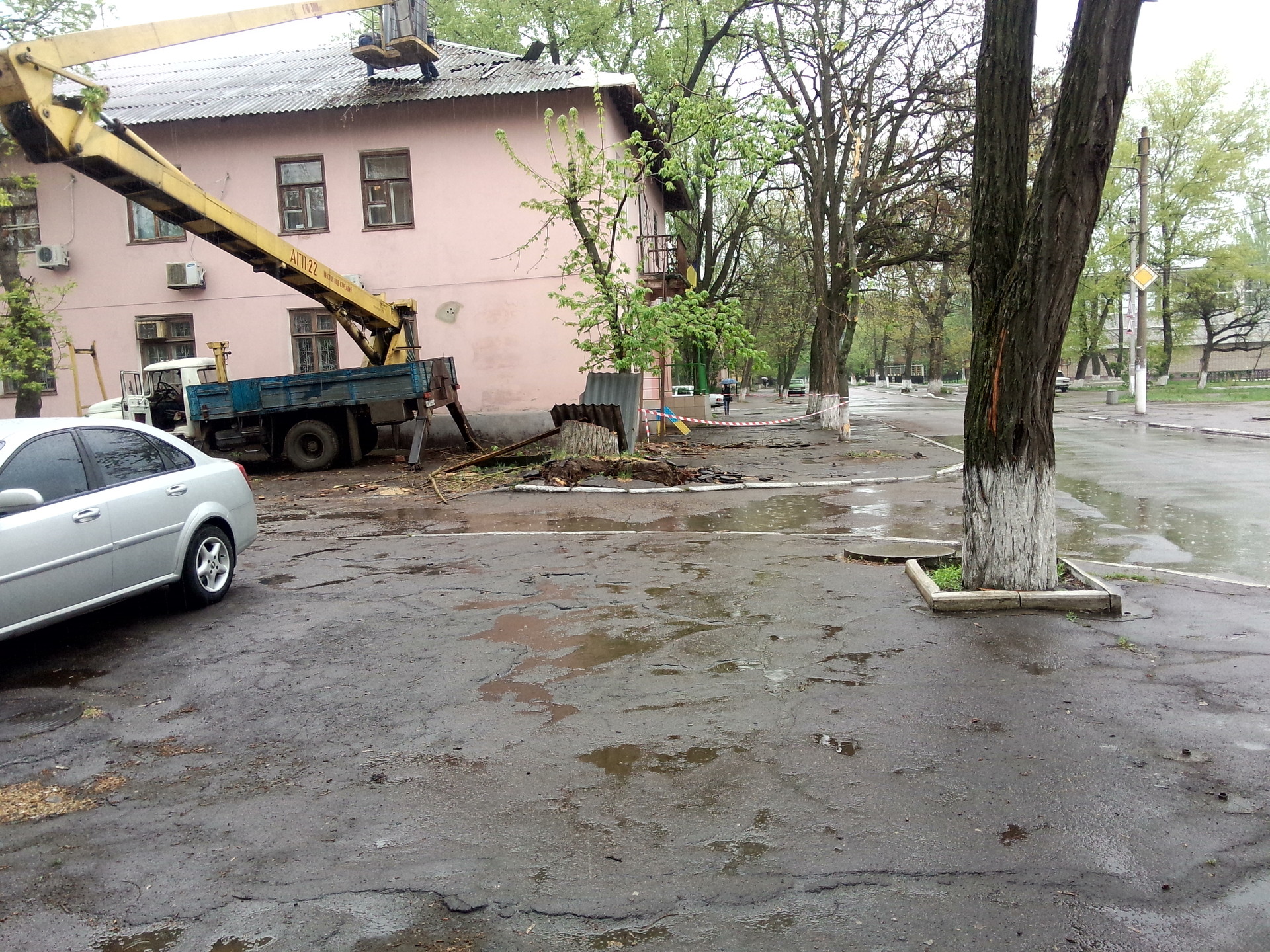 на пушкина проходит ремонт крыши, после упавшего дерева на дом - изображение 2