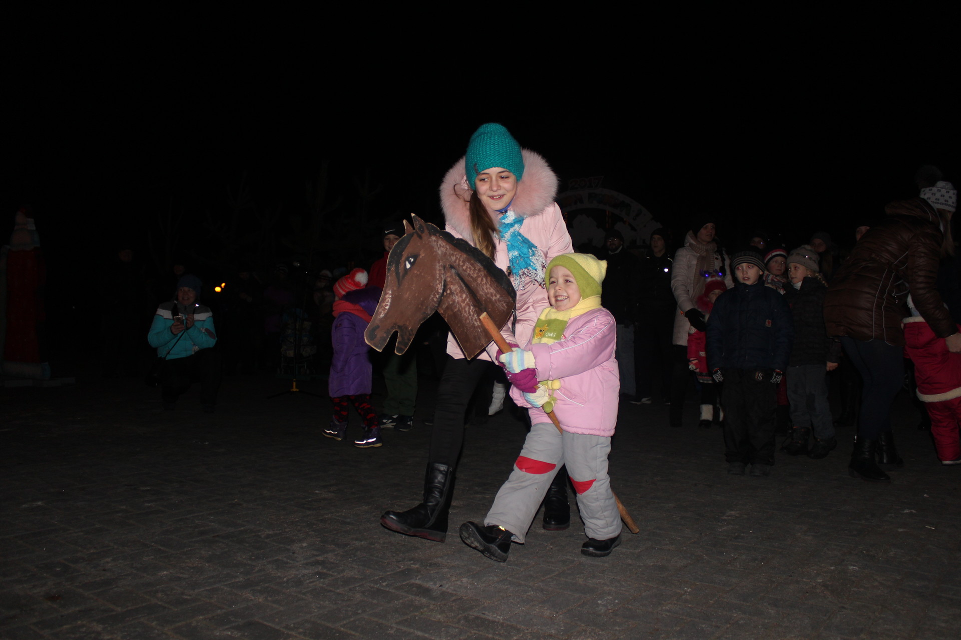 на площади горняков открылась «гоковская елка» ( видео) - изображение 2