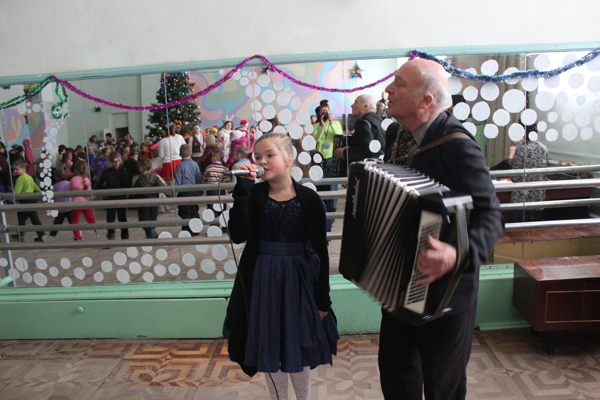 дом творчества дарит детям города новогоднее представление - изображение 3