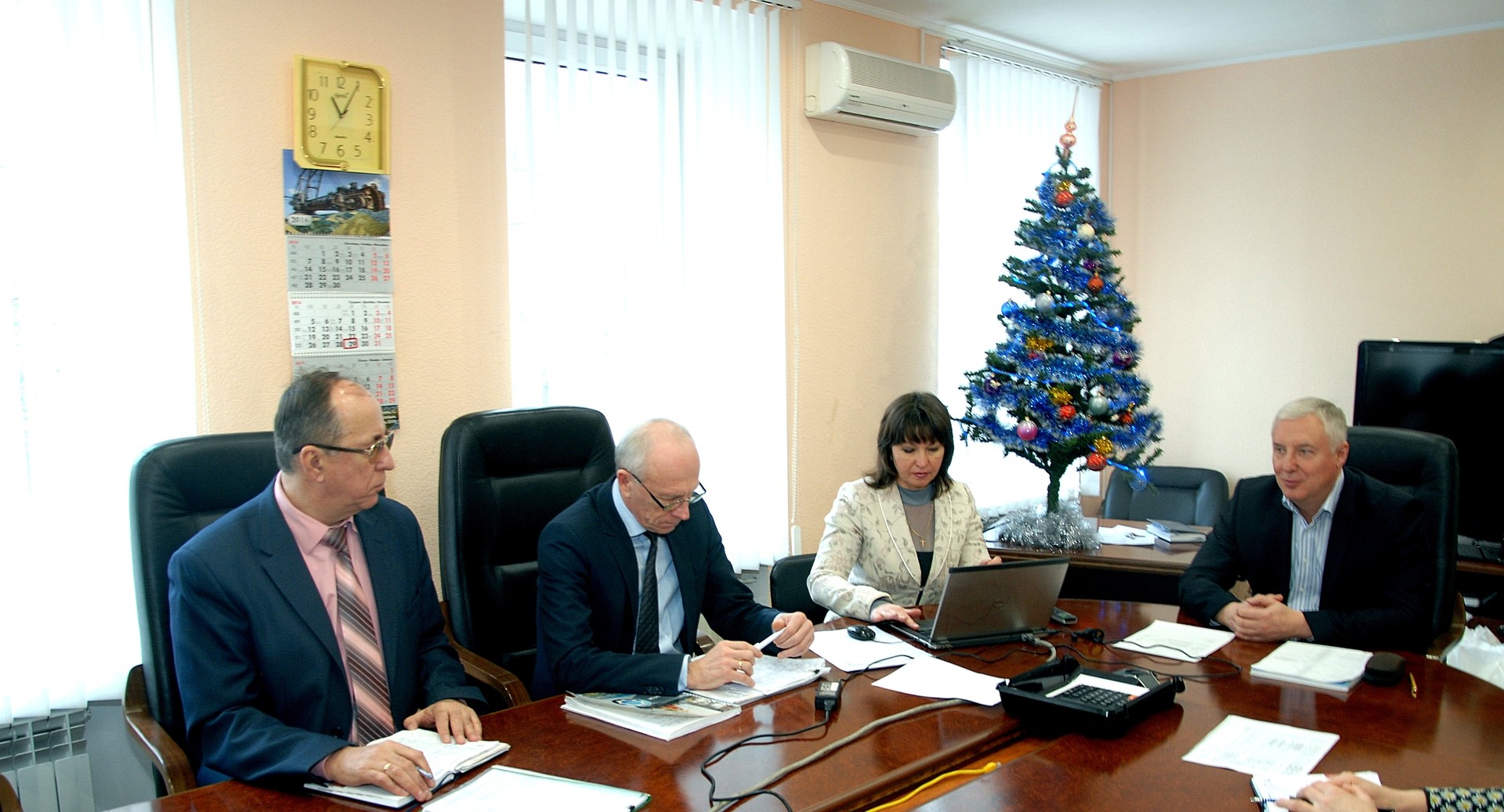 сергей шуваев: «в 2017 году нам предстоит решить много задач, что требует слаженной работы всего коллектива комбината» - изображение 3 сергей шуваев: «в 2017 году нам предстоит решить много задач, что требует слаженной работы всего коллектива комбината» - изображение 3