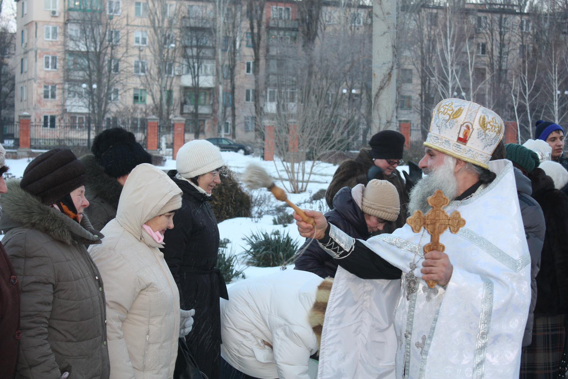 в покрове святили воду и купались в проруби ( видео) - изображение 2