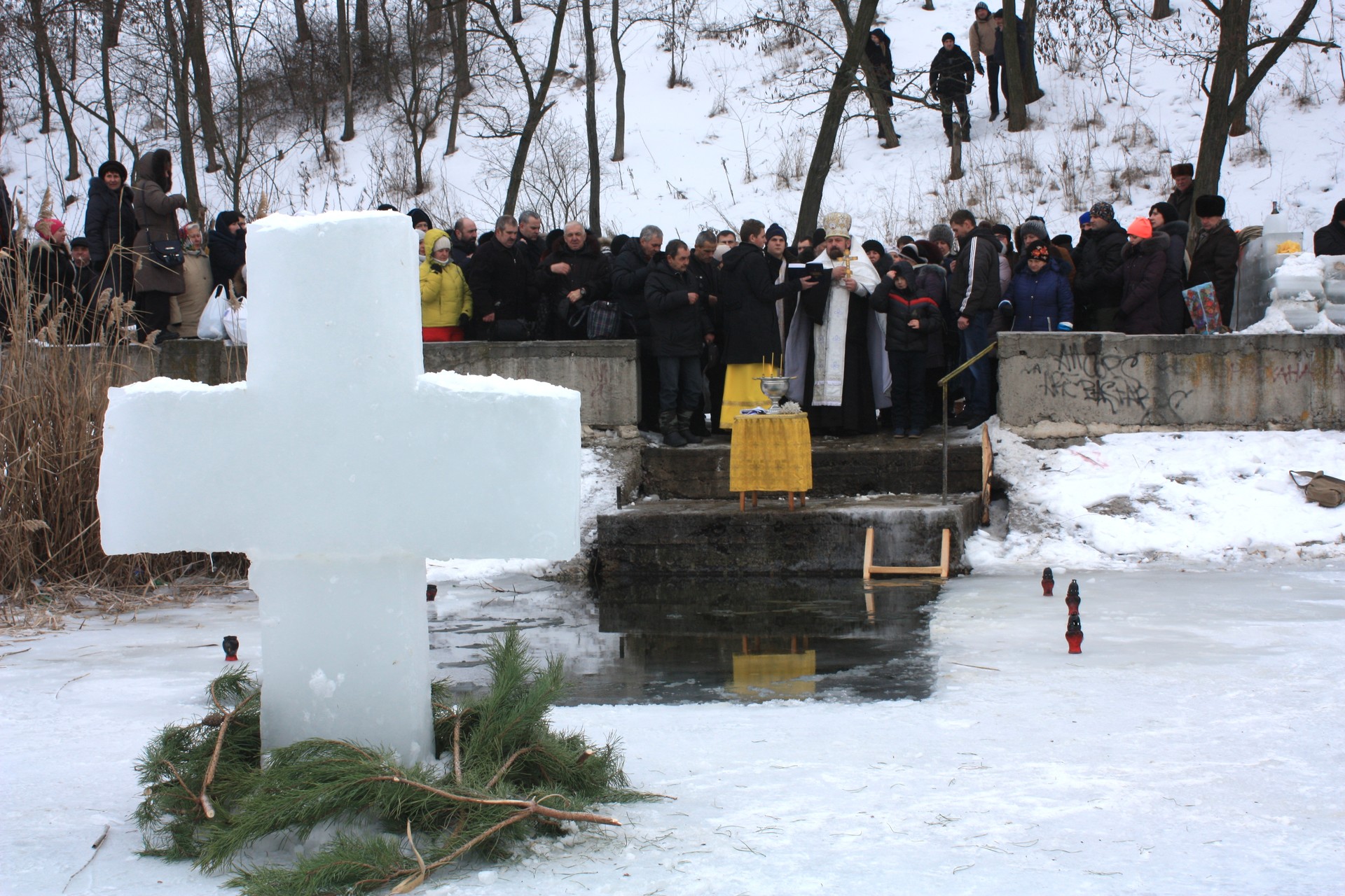 в покрове святили воду и купались в проруби ( видео) - изображение 3