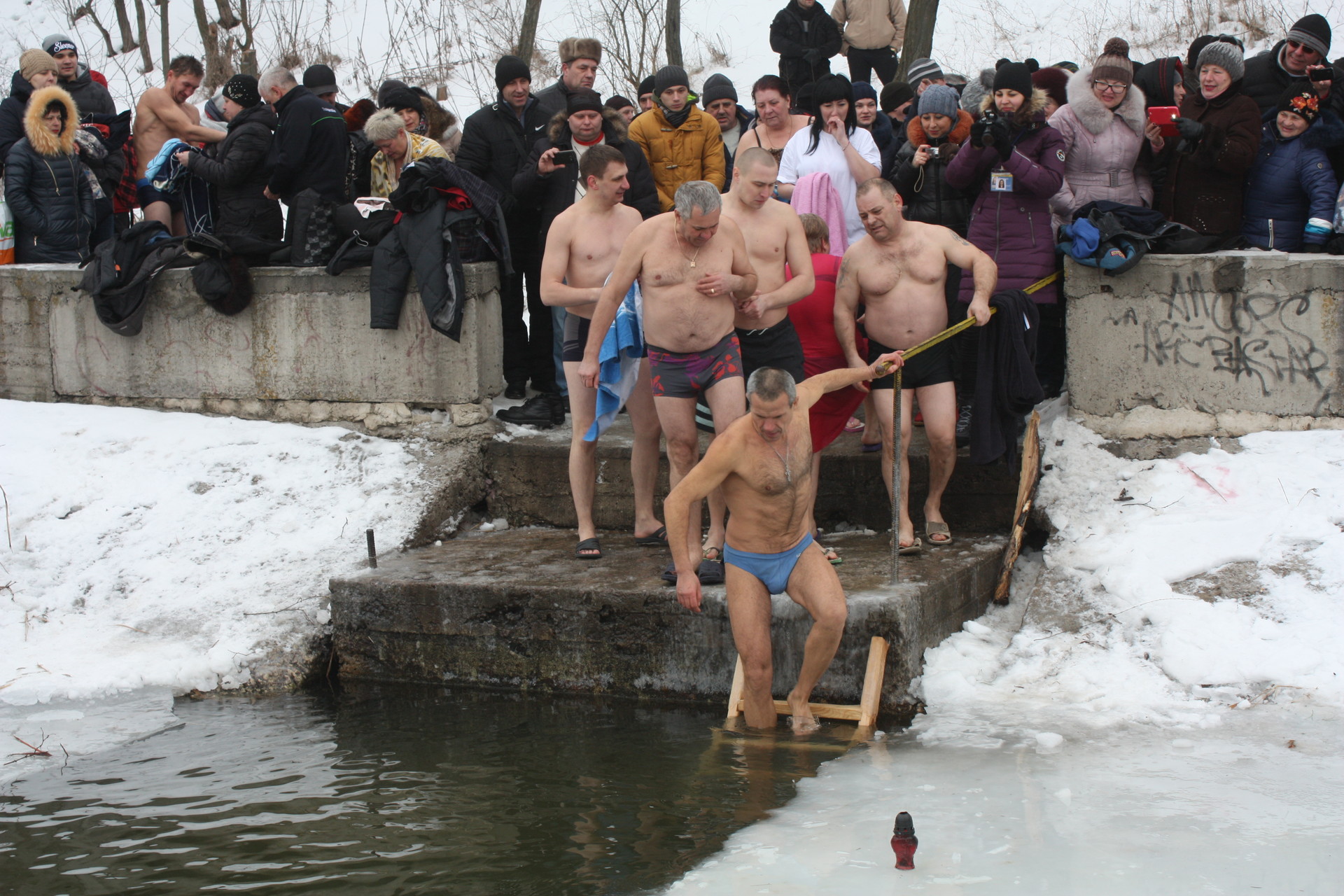 в покрове святили воду и купались в проруби ( видео) - изображение 4 в покрове святили воду и купались в проруби ( видео) - изображение 4