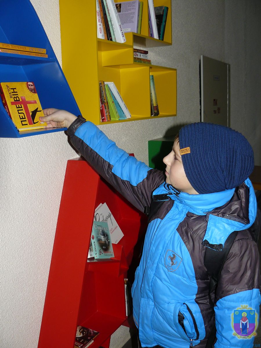 у приміщенні міськради з’явився куточок буккросингу - изображение 1 у приміщенні міськради з’явився куточок буккросингу - изображение 1