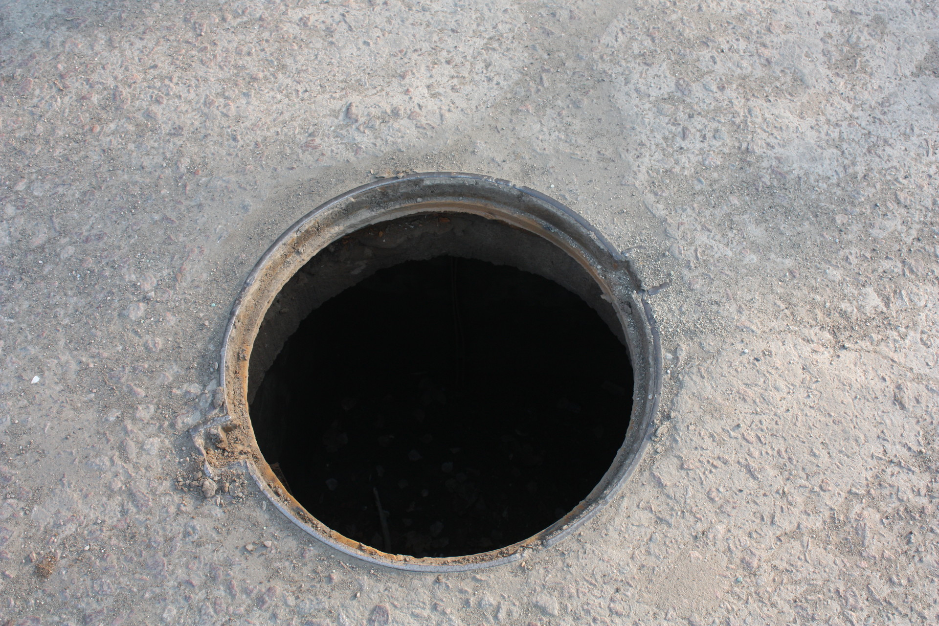 в городе снова крадут люки - изображение 2 в городе снова крадут люки - изображение 2