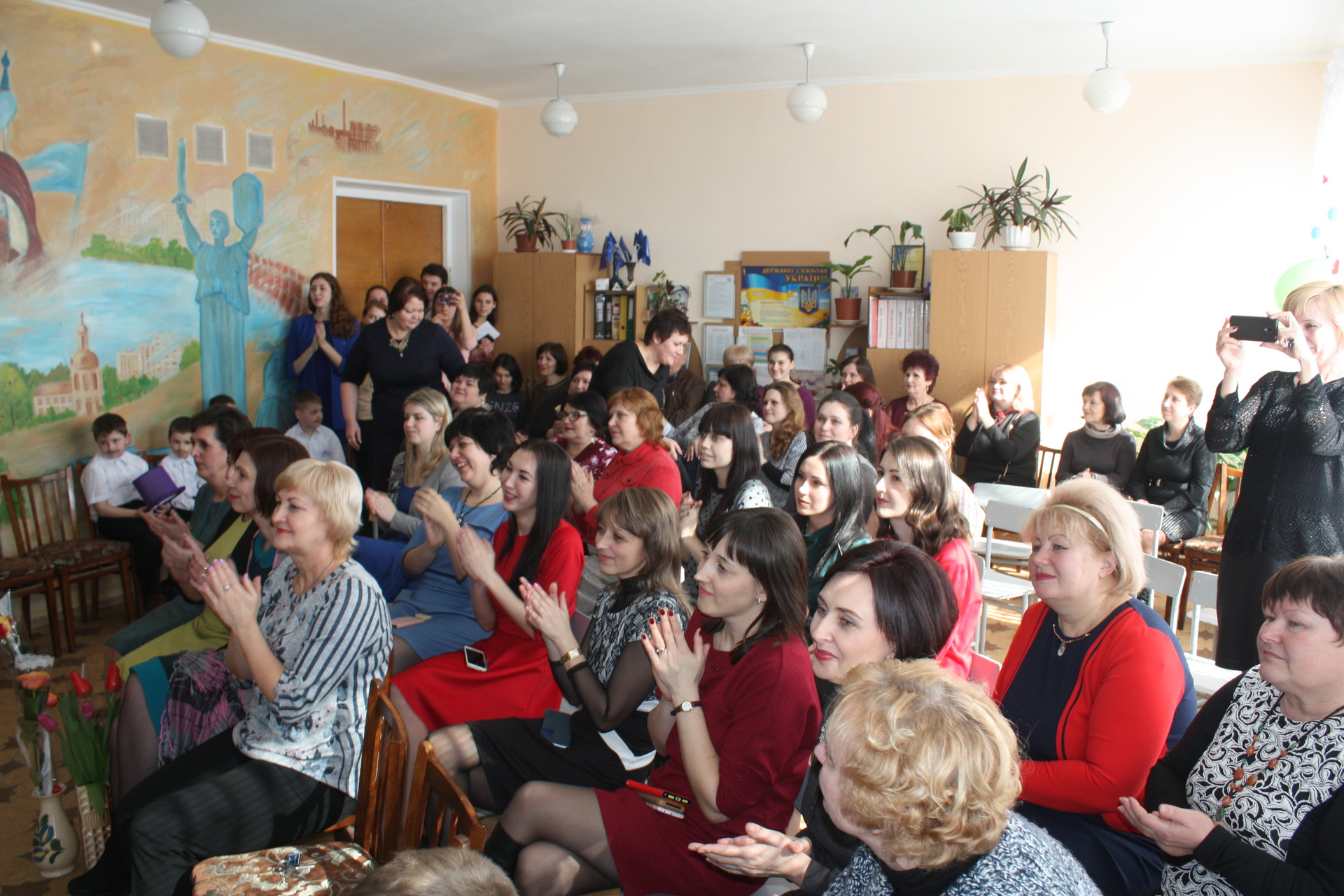 ученики шестой школы поздравили педагогов с праздником ( видео) - изображение 2 ученики шестой школы поздравили педагогов с праздником ( видео) - изображение 2