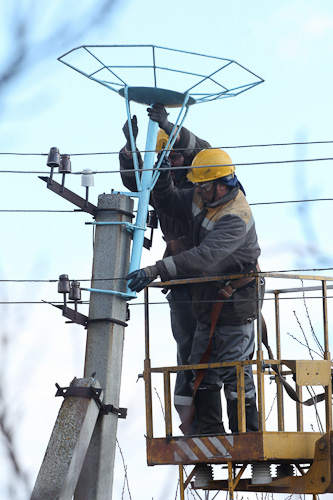 дтэк днепрооблэнерго обустраивает безопасные гнезда для аистов - изображение 2 дтэк днепрооблэнерго обустраивает безопасные гнезда для аистов - изображение 2