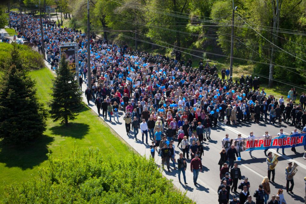вилкул: 9 мая в днепре тысячи горожан спели песню «день победы» возле монумента славы (видео) - изображение 1