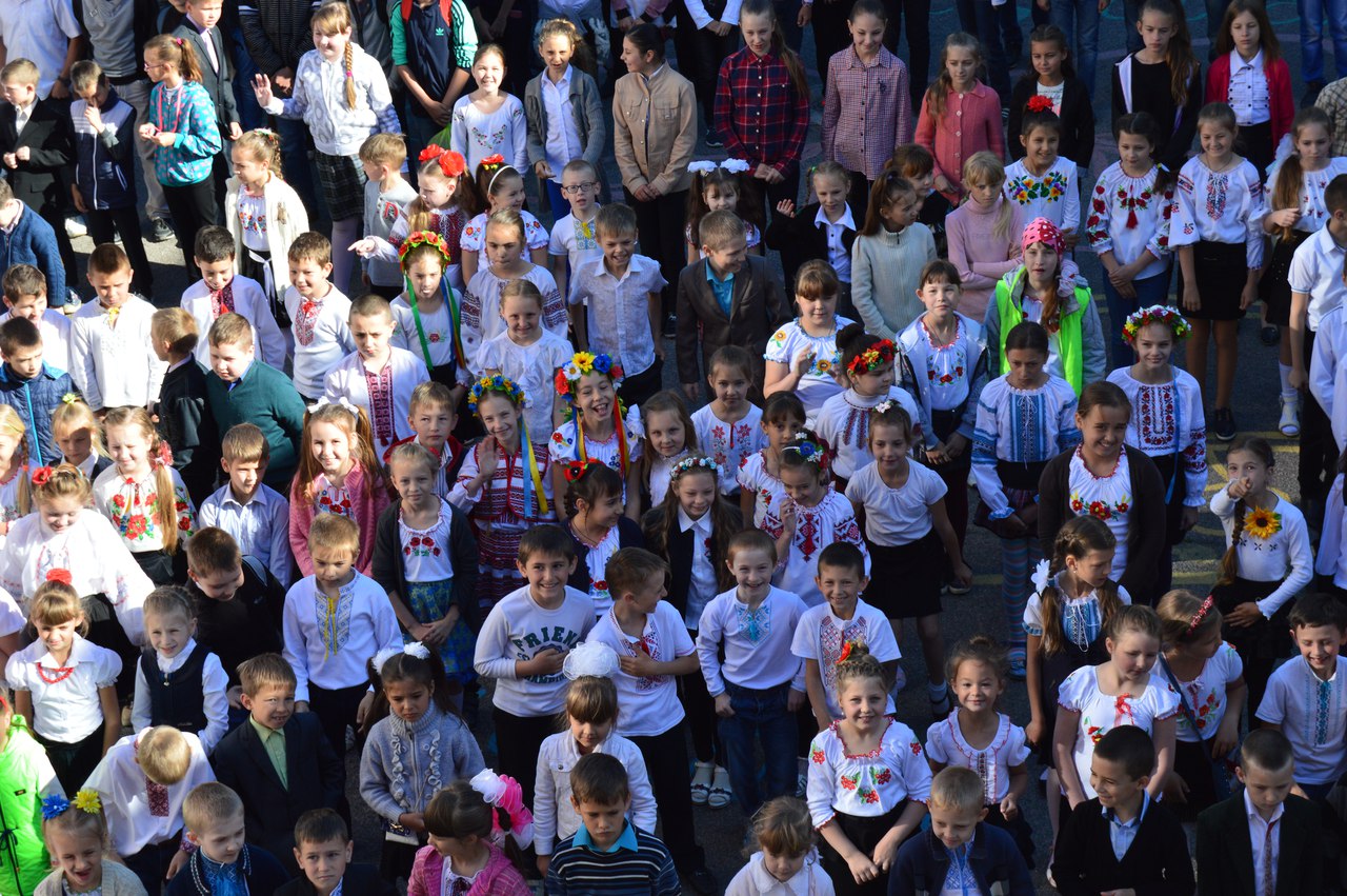 у комунальному закладі середня загальноосвітня школа №2 відбувся день вишиванки - изображение 1