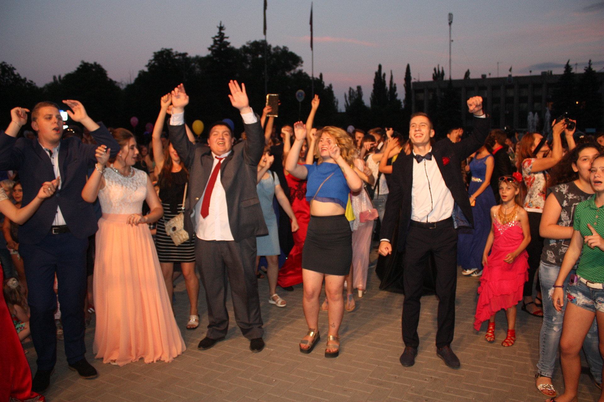 выпускной-2017: парад, медали, концерт и фейерверк (фото, видео) - изображение 4 выпускной-2017: парад, медали, концерт и фейерверк (фото, видео) - изображение 4