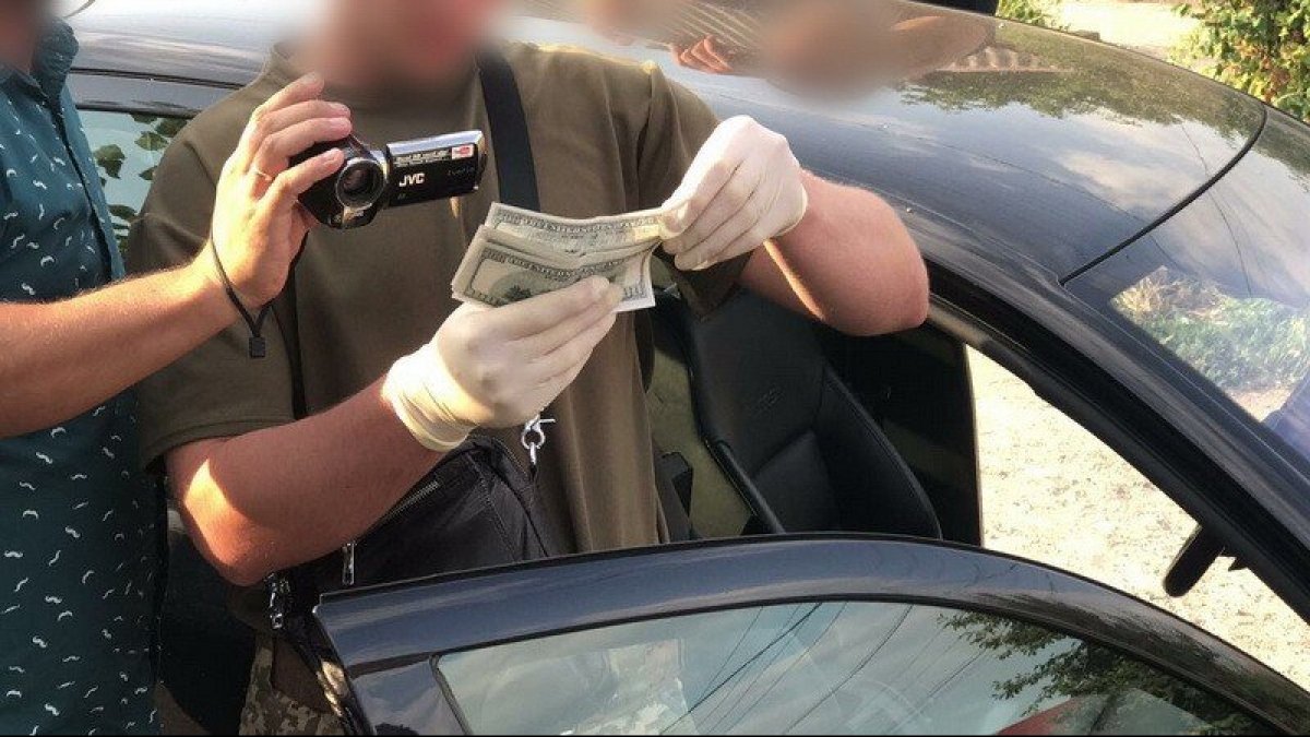 сбу спіймала на хабарі підполковника поліції дніпропетровщини (видео) - изображение 2 сбу спіймала на хабарі підполковника поліції дніпропетровщини (видео) - изображение 2